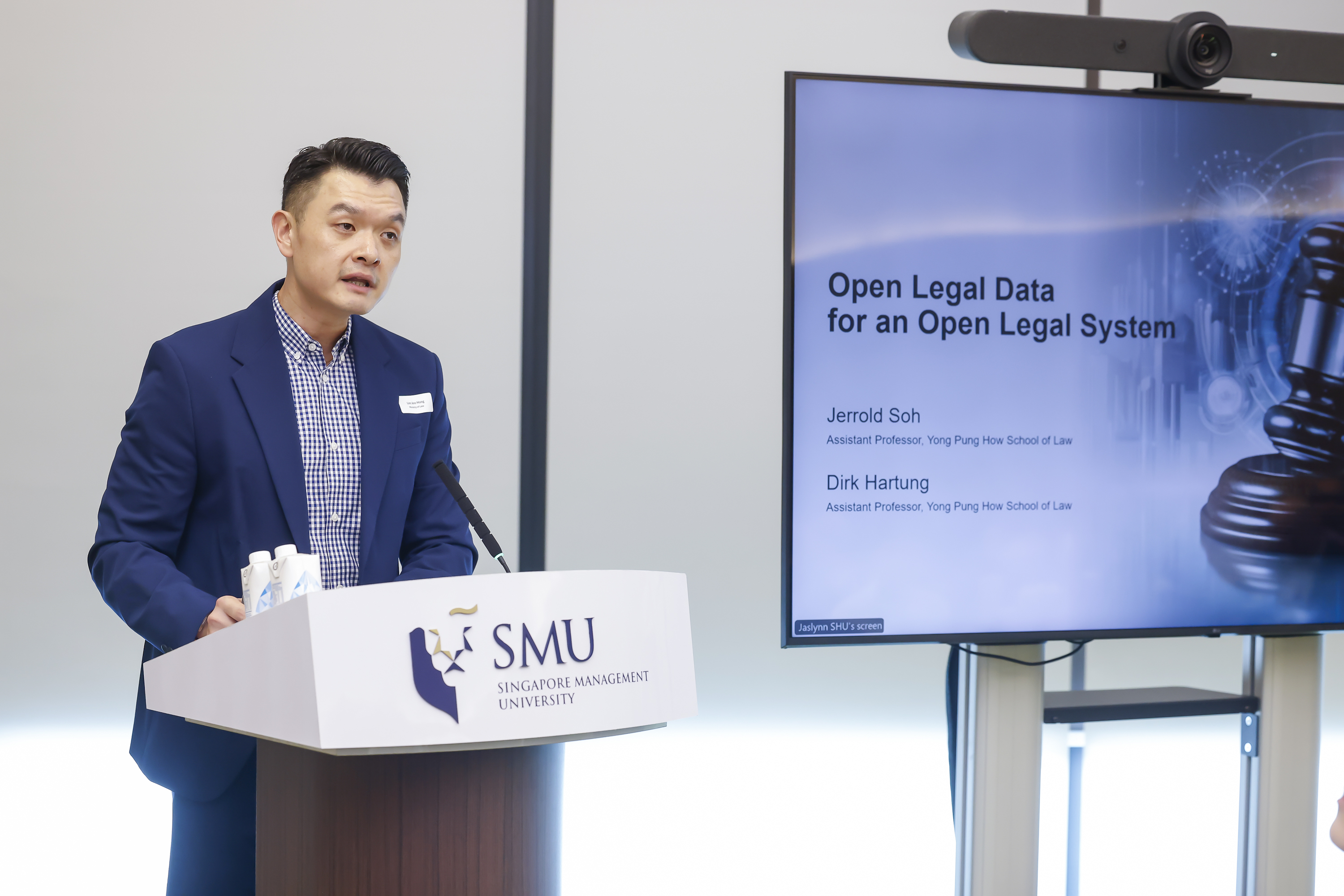 Mr Lim Joo Hong, Director of the Legal Technology Transformation Office at MinLaw, addressing participants at SMU Yong Pung How School of Law