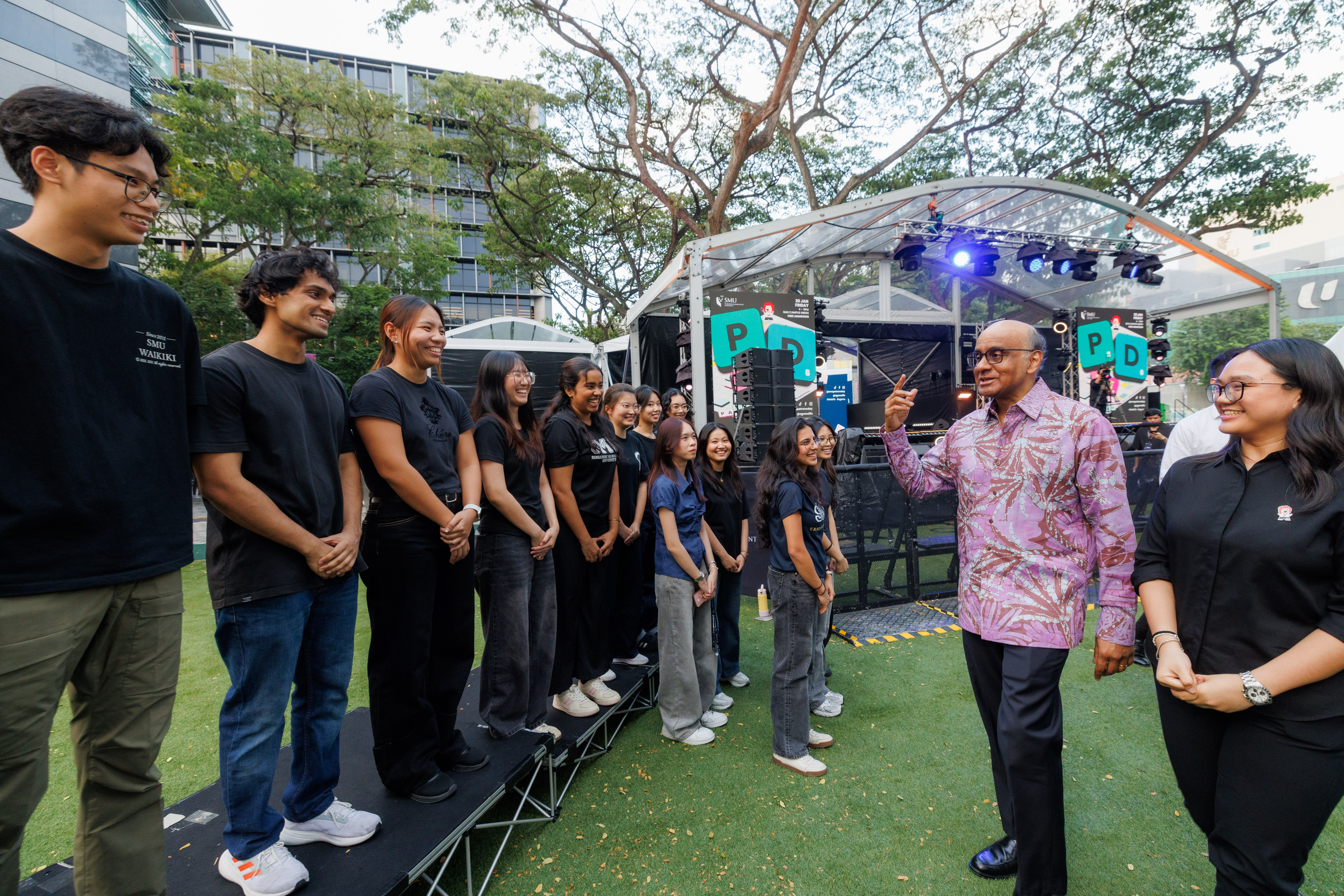 President Tharman and&nbsp;the PD26 Student Organising Committee at Campus Green.
