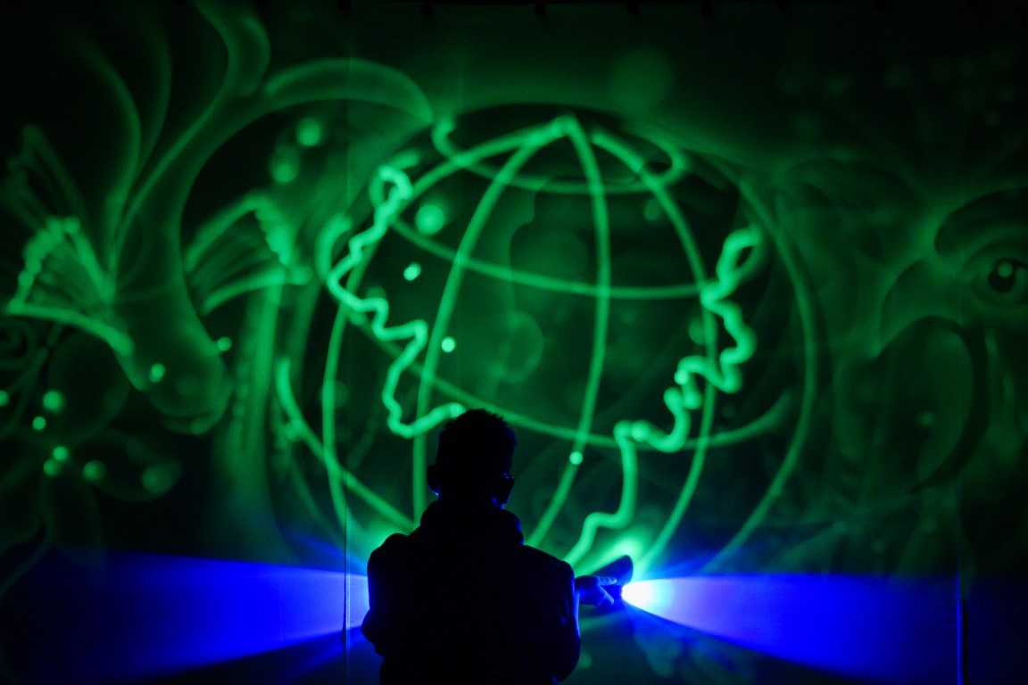 A live light painting performance by Lawrence Koh helped the audience to visualise SMU’s future shaped by the SMU2030 Strategic Plan.