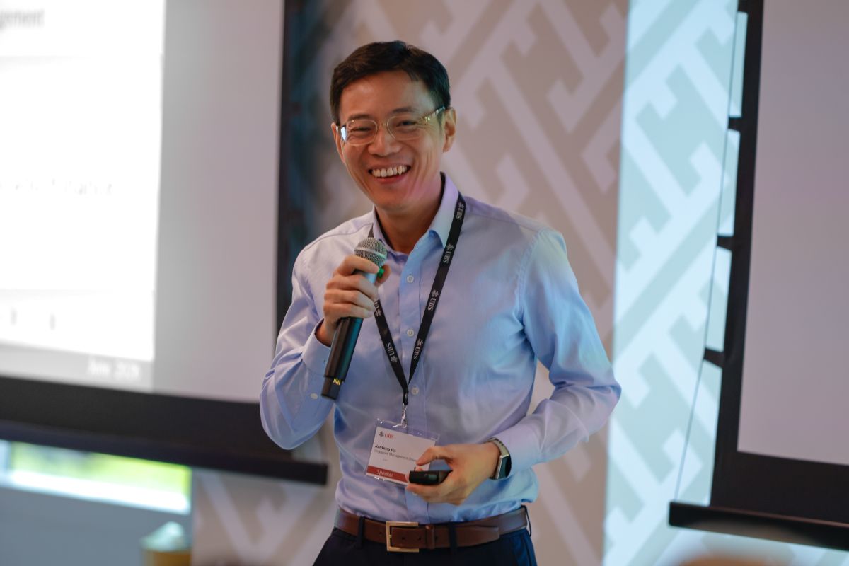 SMU Associate Professor of Finance Jianfeng Hu presented another paper with evidence from three decades of hedge fund trades.