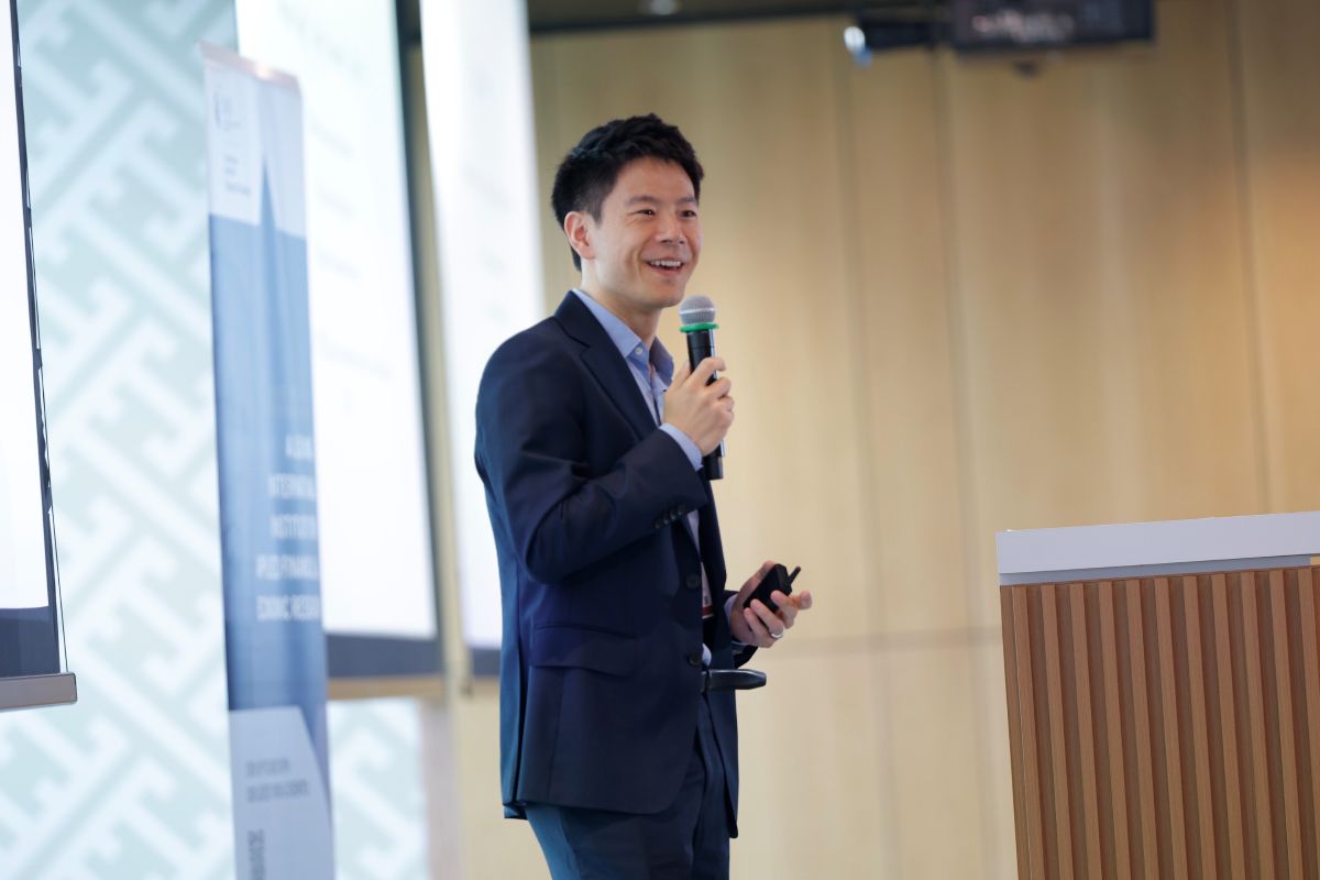 SMU Assistant Professor of Finance Shihao Yu speaking about his research on AI ‘Errors’.