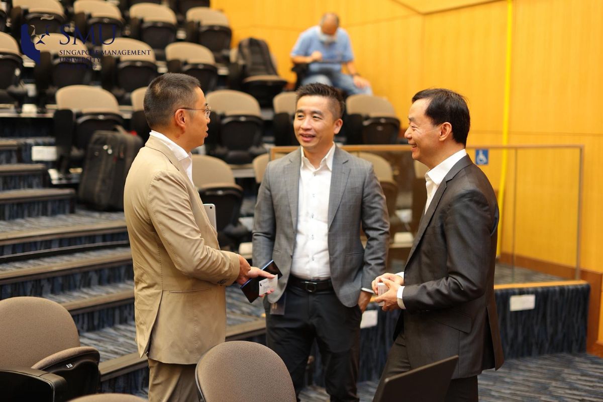 (L-R) Mr Xia Zhou of Yield Royal Investment, Prof Zhu Feida and Prof Zhang Hong
