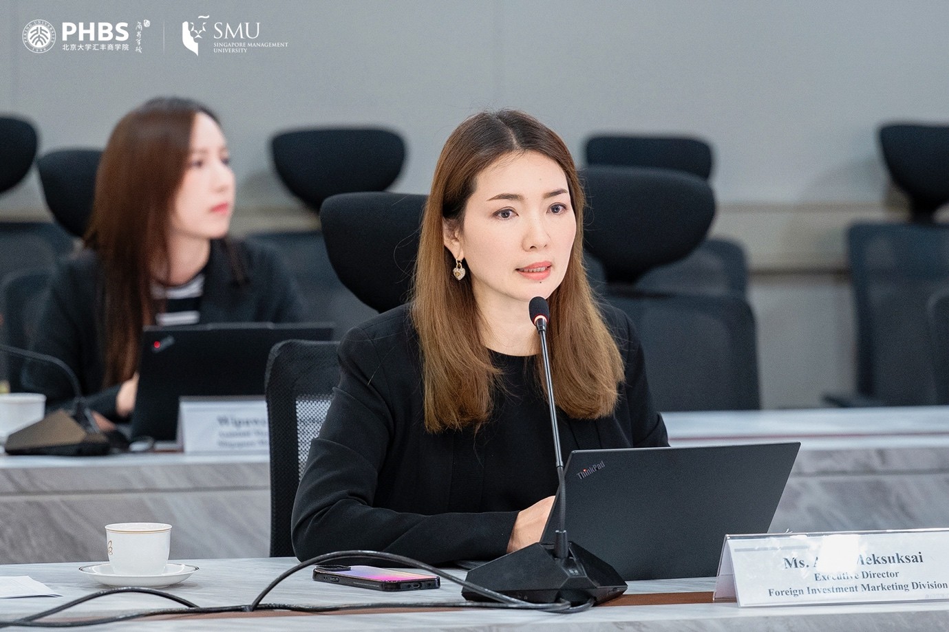 Ms. Anin Meksuksai, Executive Director of the Foreign Investment Marketing Division at Board of Investment (BOI), systematically breaking down Thailand’s investment advantages and FTA networks for SMU-PHBS DBA students.