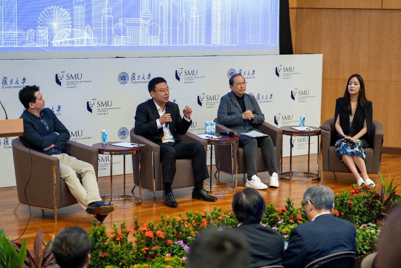 Panel 2 (from left): IMDA Director (Business and Ecosystems) Dr Lawrence Wee, Fudan School of Economics Professor Liu Yu, SMU-Fudan DBA (Tech) Programme Professor Zhou Hongqi, and MetLife Director (Asia) Ren Yan (moderator).