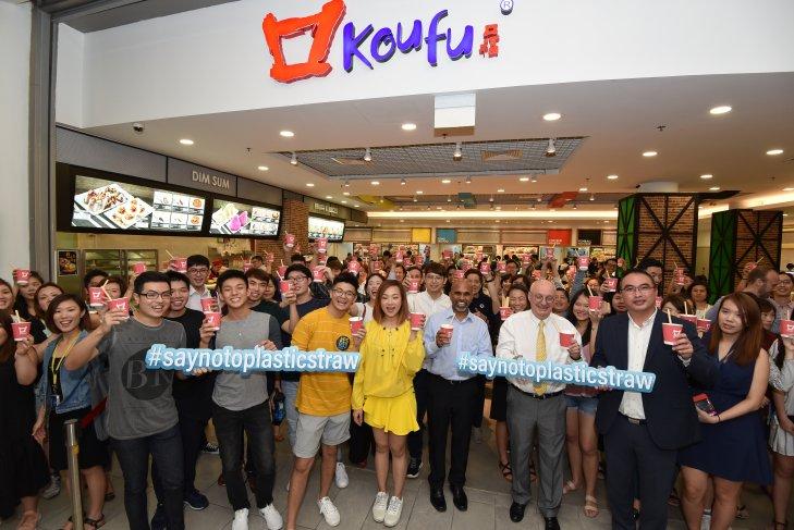 A group photo of participants including Koufu staff, SMU students, faculty, staff and members of the public took part in the national record-breaking attempt on 29 March 2018 at Koufu at SMU.