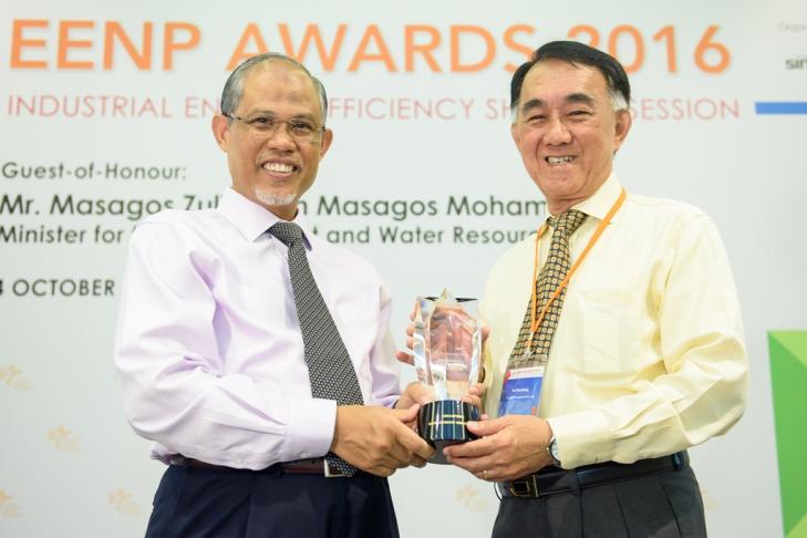 Photo of Mr Sim Teow Hong, SMU Senior Vice President, received the award from Minister for the Environment and Water Resources Masagos Zulkifli on 4 October 2016.