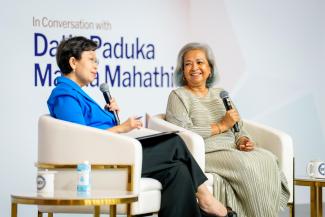 (from left) SMU President Professor Lily Kong in conversation with Datin Paduka Marina Mahathir at the Karim Family Foundation (KFF) Inspiring Women Leadership Lecture Series on 10 October 2025.