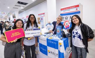 SMU students with Professor Yujin Yaguchi (2nd from R), Vice President, the University of Tokyo, and Director, Centre for Global Education (UTokyo GlobE) at the SMU Study Abroad Fair.