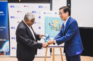 SMU Chairman Mr Ho Kwon Ping (right) presenting a copy of his first book to Sixth President of Singapore Mr S R Nathan (left).