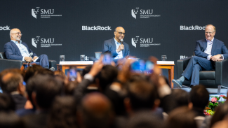 (L-R) Mr Piyush Gupta, CEO of DBS Group and Chairman of the SMU Board of Trustees, Mr Tharman Shanmugaratnam, President of the Republic of Singapore, and Mr. Larry Fink, BlackRock Chairman and CEO