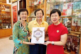 (from left) Dr Wee Hong Neo, Ms Wee Eng Hwa and SMU President Prof Lily Kong, with the third edition of Ms Wee Eng Hwa’s best-selling volume, “Cooking for the President”, in the Wee Kim Wee Room at SMU on 4 November 2022.