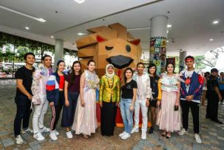Singapore President and SMU Patron Madam Halimah Yacob with performers at SMU Patrons Day 2018.