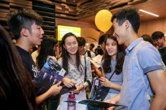 Visitors hearing first-hand from a student about SMU’s unique learning experience during SMU Open House 2019.