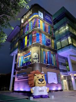 The walls of SMU’s Li Ka Shing Library are dressed up as a “larger-than-life bookshelf”. The installation symbolises the wealth of knowledge that glows with SMU’s 21 years of research and thought leadership.