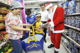 Group CEO of Ebenezer Holdings Lawrence Kim (far right) took over 100 underprivileged kids to toy store Toys R Us to celebrate Christmas in 2010. PHOTO: SPH MEDIA
