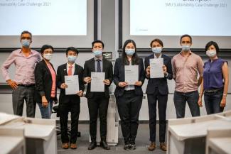 From left to right: Gerald Elflein, head of APAC Regional Treasury UBS; Yeoh Choo Guan, head of UBS SEA Global Markets; the four students from the SMU Sustainablity Case Challenge champion team; Mathieu Buehler, director, Treasury Assets Singapore; and Valerie Lau, executive director, UBS Sustainable Finance. PHOTO: UBS SINGAPORE