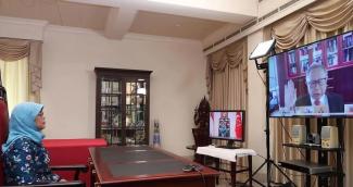 President Halimah Yacob watches as Mr Eddie Teo takes his oath during the swearing-in of the Council of Presidential Advisers. (Photo: Facebook/Halimah Yacob/MCI)
