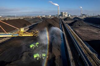 This picture shows mechanical equipment and trucks transporting coal in the coal mine. Hongda’s growth rode on the upswing of the Chinese mining industry from 1978.