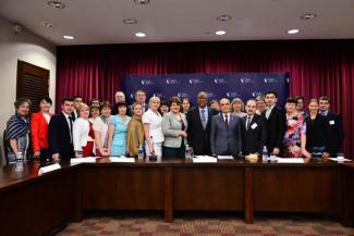 SMU Provost and Deputy President (Academic Affairs) Professor Rajendra K Srivastava (centre) and the Tatarstan Deputy Prime Minister & Minister of Education and Science Dr Engel Fattakhov (9th from left) with members of the Tatarstan delegation and representatives of SMU.