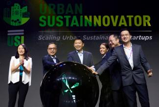 (L-R) Professor Lim Sun Sun, Vice President of Partnerships and Engagement, Singapore Management University; Professor Alan K L Chan, Provost, SMU; Minister Chee Hong Tat, Minister of National Development; Ms Beth Henderson, Lead, Startup Programmes, The GEAR by Kajima; Mr Khoo Teng Lip, Head, ST Engineering Ventures; Mr Jonathan Cheng, Chief Technology Officer, Building and Construction Authority