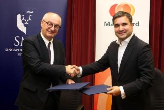 (L-R) SMU President, Professor Arnoud De Meyer, and MasterCard Co-President, Asia Pacific, Ari Sarker, officiating the MasterCard-SMU partnership.