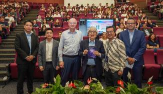 Guest of Honour Prof Tommy Koh (third from right) at the launch of the GSP Sustainable Futures track on 28 June 2023 at Mochtar Riady Auditorium. He is accompanied by (from left) Jomthip Chareonsri (Director, Programmes, Temasek Foundation), Rick Tay (Head, SMU GEO), Prof Timothy Clark (SMU Provost), Prof Yuanto Kusnadi (Associate Prof of Accounting (Education) and Academic Director (SMU-X)), Dr Navin Rajagobal (Snr Director, SMU Academic Services & Operations).