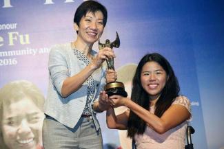 Para-swimmer Yip Pin Xiu, 24, receiving her Straits Times Athlete of the Year award from Minister for Culture, Community and Youth Grace Fu. ST photo: Neo Xiaobin