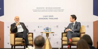 (L-R) Mr Piyush Gupta, Chairman of the SMU Board of Trustees and former CEO of DBS Group, and Mr Siradej Donavanik, Vice President of Global Development, Dusit International, and member of SMU’s International Advisory Council (Thailand), in conversation during a fireside chat hosted by Singapore Management University’s Overseas Centre Bangkok on 1 July 2025.