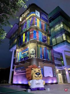 The outer wall of the Li Ka-shing Library of Singapore Management University on Stanford Road has been transformed into a "giant bookshelf". This giant light installation symbolizes the role that Xinda University has played in research and exerting thought leadership over the past 21 years. (Provided by Xinda)