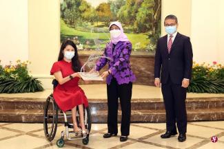 President Halimah Yacob (centre), together with Minister for Culture, Community and Youth Edwin Tong (right) presenting the trophy to Yip Pin Xiu at the Istana on Feb 11, 2022. PHOTO: LIANHE ZAOBAO