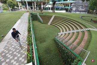 Whenever it rains, the rainwater will be channeled into the huge water storage tank under the amphitheater of Singapore Management University for storage. The rainwater in the storage tank can be used to water the surrounding plants. (Photo by Liang Qilin)