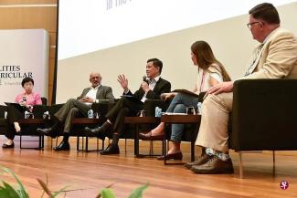 In order to help students consciously enhance the soft skills needed in the workplace through extracurricular activities, Singapore Management University has launched a co-curricular activity participation and learning certificate. At the launch of the new plan on Thursday, Minister of Education Chan Chun Sing (middle) shared his views on related issues. The second from the left is the chairman of the board of directors of SMU and the CEO of DBS Group, Mr. Kobold. (Photographed by special guest Wu Shuyong)