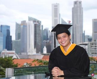 Wu Jinqiang studied information systems at the Singapore Management University. After graduating last year, he worked as a system analyst for the Urban Renewal Authority, hoping to contribute to urban planning. (Photo by Wu Fuliang Lianhe Zaobao)