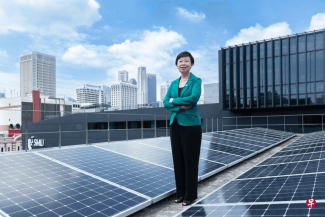 新加坡管理大学的屋顶太阳能发电设施是市中心最大的校园太阳能农场。在江莉莉教授的带领下,新大把可持续发展融入日常运作。(新大提供)