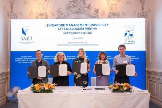 Pengarah Institut Bandar SMU, Profesor Orlando Woods (kanan); bersama (dari kiri) Ketua Jabatan Geografi dan Alam Sekitar LSE, Encik Hyun Bang Shin; Pengarah Inisiatif di Bandar, Universiti Boston, Profesor Loretta Lees; Pengarah Melbourne Centre for Cities, Cik Cathy Oke; dan Pengarah School of Cities, Universiti Toronto, Cik Karen Chapple; semasa majlis menandatangani perjanjian. - Foto SMU