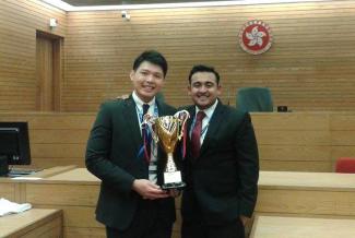 (L-R) Algene Tan and Md Noor E Adnaan flying the SMU flag at the inaugural Hague Choice of Court Agreements Convention Moot 2014.