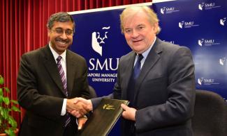 Professor Howard Thomas (right), Dean of Singapore Management University (SMU) Lee Kong Chian School of Business, and Professor Mahendra Gupta (left), Dean of Olin Business School, Washington University in St. Louis, at the MOU Signing Ceremony held at SMU.