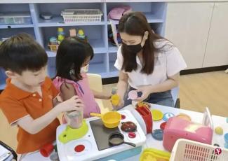 除了帮忙接送孩童,戴欣怡也在婴幼儿早期介入服务中心当课室助理,引导儿童学习与活动。PHOTO: SPD