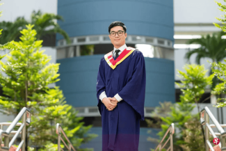 洪奕杰当初没念完中学就停学,后来半工半读在23岁时才考获O水准证书。他今年从南洋理工学院毕业后,到大学继续求知的旅程。 (南洋理工学院提供)