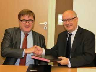 The Université Paris-Dauphine (Dauphine) and Singapore Management University (SMU) have signed an agreement in Paris to launch an international alliance. (L to R) Professor Laurent Batsch (Dauphine) and Professor Arnoud De Meyer (SMU).