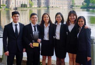 The winning SMU team: (L-R) Angus Koh, Dennis Saw Teng Sheng, Stephania Wong, Joy Yee, Selina Yap and Nurul Ayu Fajarani (Photo credit: Edmund Koh)