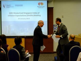 Prof Arnoud De Meyer, SMU President (left) and Mr Vicky Bindra, President of Asia/Pacific, Middle East & Africa (APMEA) for MasterCard Worldwide at the first anniversary celebration of SKBI-MasterCard Singapore Index of Inflation Expectations.