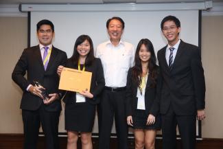 Members of SMU Team Spark posing for a picture with Deputy Prime Minister Teo Chee Hean (centre) after the PPC 2013 prize presentation ceremony (from L to R): Ian Wu, Fiona Lim, Clara Ng and Jonathan Tan. (Photo courtesy of Public Service Division, Prime Minister’s Office)